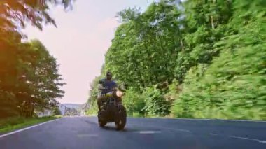 Modern özel scrambler motosiklet sürme - sollama ve eylemleri oyma bir orman yolu üzerinde. Bir motosiklet Tur yolculuğa boş yol sürüş eğleniyor. 4k Video.