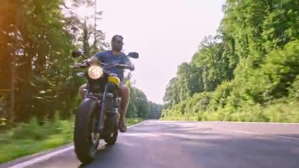 Modern Egyéni Scrambler Motorkerékpár Egy Erdei Úton Lovaglás Előzés Faragás — Stock videók