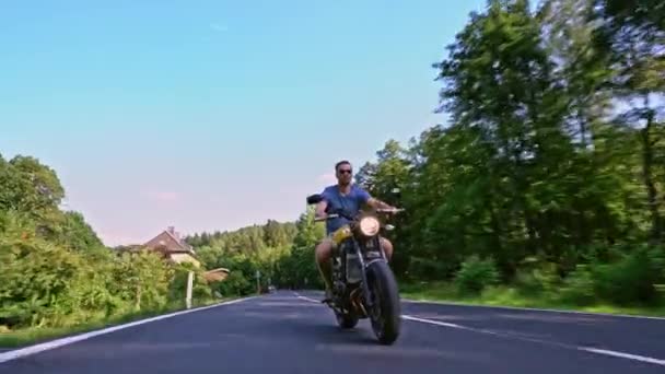 Modernes Custom Scrambler Motorrad Auf Einer Forststraße Fahren Überhol Und — Stockvideo