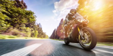 Orman yolunda motosiklet sürerken. Motosiklet turunda boş bir yolda araba sürerken eğleniyorum. bireysel metniniz için kopyalama alanı.