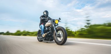 Özel motosiklet sürme yolda. Bir motosiklet Tur yolculuğa boş yol sürüş eğleniyor. Boşaltmak için bireysel metin.