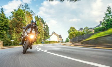 Orman yolunda motosiklet sürerken. Motosiklet turunda boş bir yolda araba sürerken eğleniyorum. bireysel metniniz için kopyalama alanı.