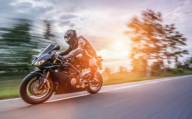 Orman yolunda motosiklet sürerken. Motosiklet turunda boş bir yolda araba sürerken eğleniyorum. bireysel metniniz için kopyalama alanı.