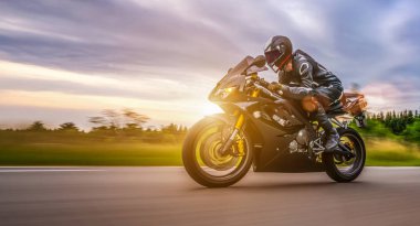 Orman yolunda motosiklet sürerken. Motosiklet turunda boş bir yolda araba sürerken eğleniyorum. bireysel metniniz için kopyalama alanı.