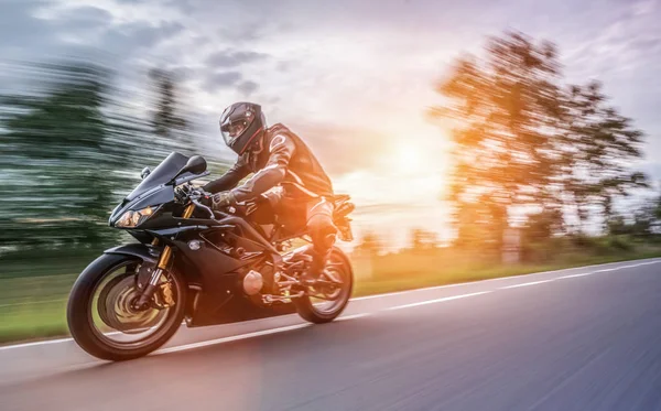 Orman yolunda motosiklet sürerken. Motosiklet turunda boş bir yolda araba sürerken eğleniyorum. bireysel metniniz için kopyalama alanı.