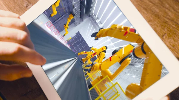 Intelligens Gyárat Modern Automatizált Termelő Üzem Robot Karral Tablet Hivatalban — Stock Fotó