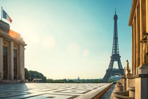 Parijs Straten Met Uitzicht Beroemde Parijse Eiffeltoren Een Zonnige Dag — Stockfoto