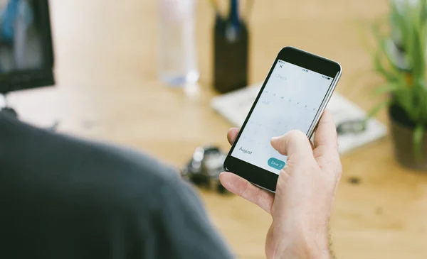 Nahaufnahme Von Menschen Die Ein Smartphone Mit Touch Display Verwenden — Stockfoto