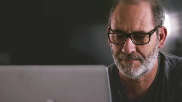 Homem Negócios Casual Usando Computador Portátil Área Trabalho Madeira Escritório — Vídeo de Stock