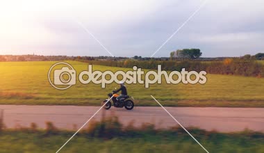 motosiklet Binme yolda. boş yol bir motorcycl üzerinde sürme eğleniyor