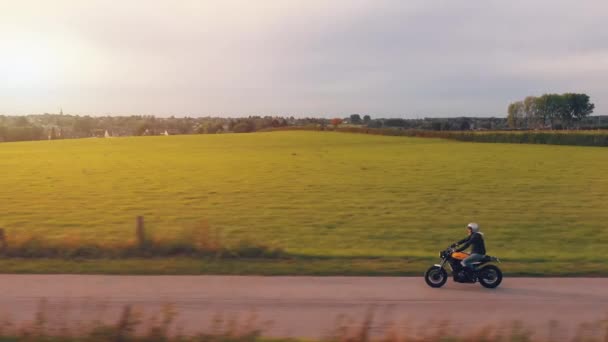 Moto Strada Sella Divertirsi Cavalcando Strada Vuota Una Moto — Video Stock