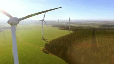 Rüzgar türbinleri ve tarım alanları bir yaz günü - enerji üretimi ile temiz ve yenilenebilir enerji - hava atış olarak