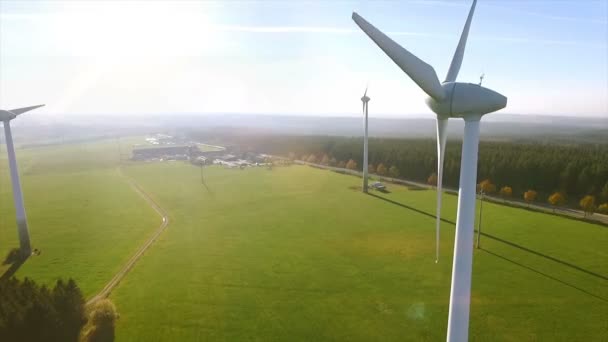 Turbinas Eólicas Campos Agrícolas Dia Verão Produção Energia Com Energia — Vídeo de Stock