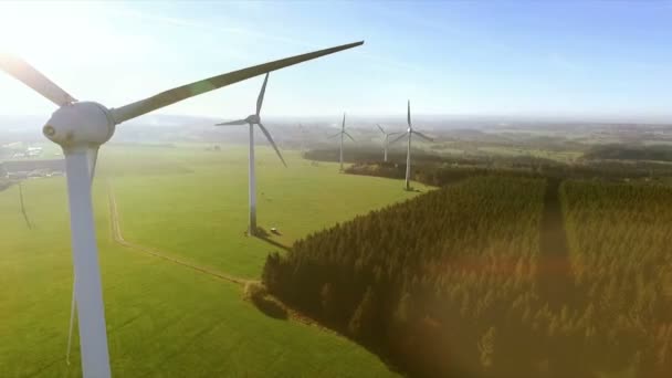 Вітрові Турбіни Сільськогосподарські Поля Літній День Виробництво Енергії Чистою Відновлюваною — стокове відео