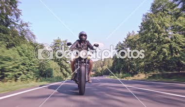 Motosiklet sürerken. Motosiklet turunda boş bir yolda araba kullanırken eğleniyorum..