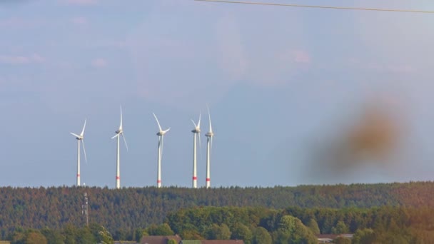 Windräder Und Landwirtschaftliche Felder Einem Sommertag Energiegewinnung Mit Sauberer Und — Stockvideo