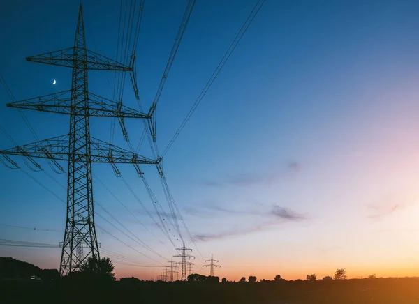 Postes Electricidade Pôr Sol Que Transportam Energias Renováveis Limpas — Fotografia de Stock