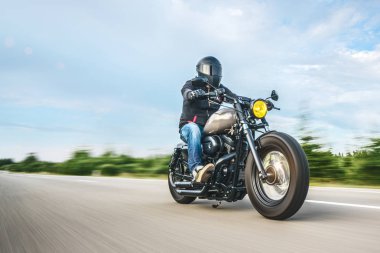 Özel motosiklet sürme yolda. Bir motosiklet Tur yolculuğa boş yol sürüş eğleniyor. Boşaltmak için bireysel metin.