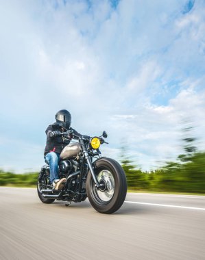 Özel motosiklet sürme yolda. Bir motosiklet Tur yolculuğa boş yol sürüş eğleniyor. Boşaltmak için bireysel metin.