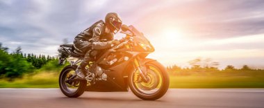 Orman yolunda motosiklet sürerken. Motosiklet turunda boş bir yolda araba sürerken eğleniyorum. bireysel metniniz için kopyalama alanı.