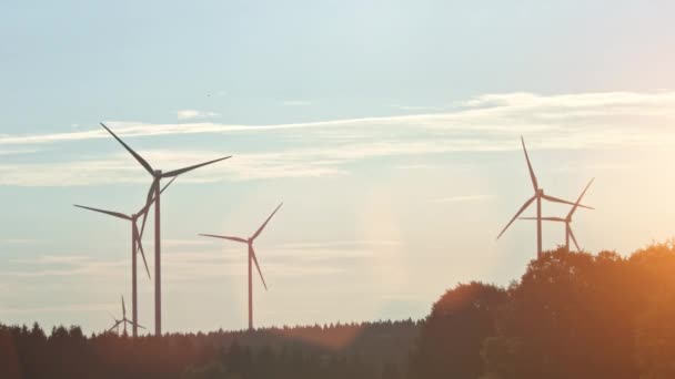 夏の日に風力タービンと農業分野 クリーンかつ再生可能エネルギーによるエネルギー生産 — ストック動画