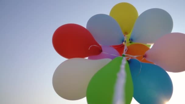 Πολλά Μπαλόνια Κατά Της Μπλε Του Ουρανού Κατά Ηλιοβασίλεμα Αργή — Αρχείο Βίντεο