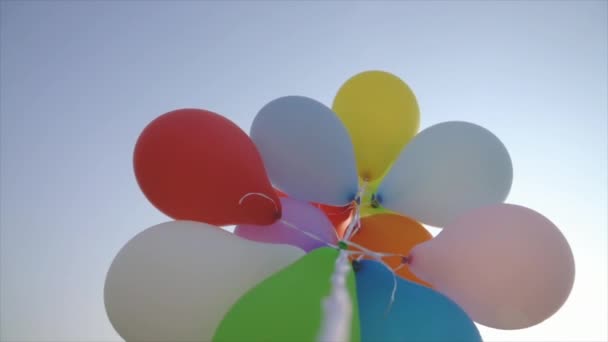 Veel Van Ballonnen Tegen Blauwe Hemel Bij Zonsondergang Slow Motion — Stockvideo