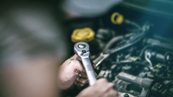 汽车修理工在机械修理厂修理汽车发动机 维修服务 真正的特写镜头 — 图库视频影像