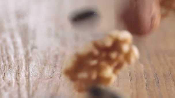 Tigela Ingredientes Superalimentares Caindo Sobre Mesa Madeira Nozes Sementes Bagas — Vídeo de Stock