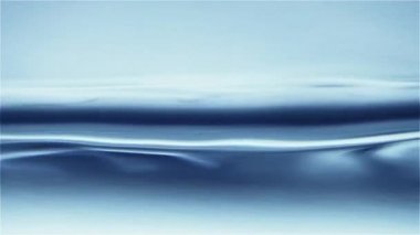 Beyaz arka plan üzerinde dalgalar ile yüzey su - kadar yakın ve yavaş hareketli video