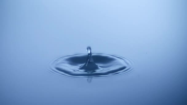 Медленное Движение Капля Воды Всплеск Спокойную Воду Снимок Ультра Высокой — стоковое видео