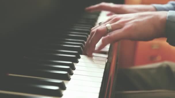 ピアノプレーヤ自宅に彼のピアノで音楽の演奏 — ストック動画