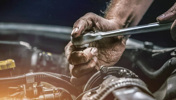 Auto Monteur Werkt Aan Motor Van Auto Garage Mechanica Reparatie — Stockfoto