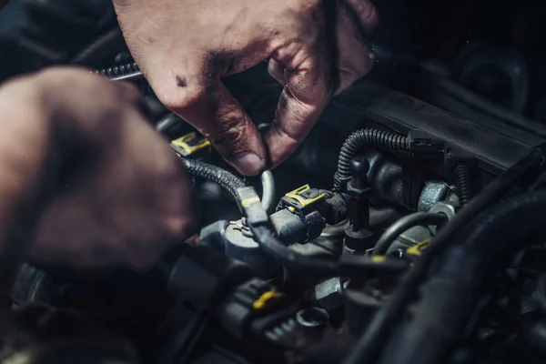 Auto Monteur Werkt Aan Motor Van Auto Garage Mechanica Reparatie — Stockfoto