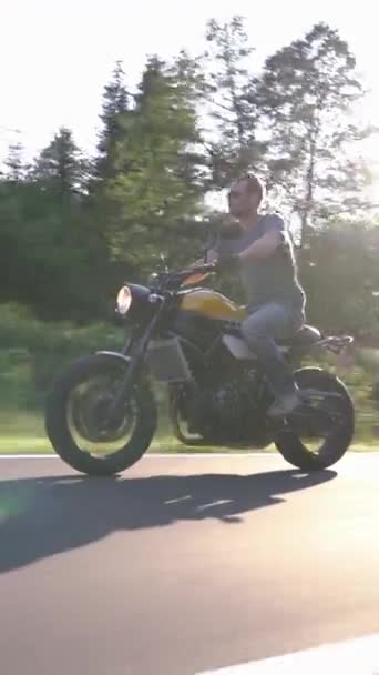 Motosiklet Üzerinde Boş Yol Sürüş Dikey Video Formatı — Stok video