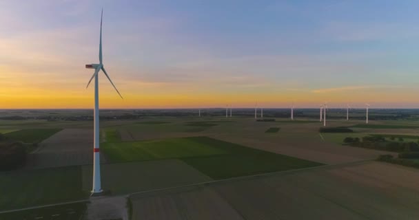 Antenne Ultra Vogelperspektive Auf Windkraft Turbine Windmühle Energieproduktion Bei Sonnenuntergang — Stockvideo