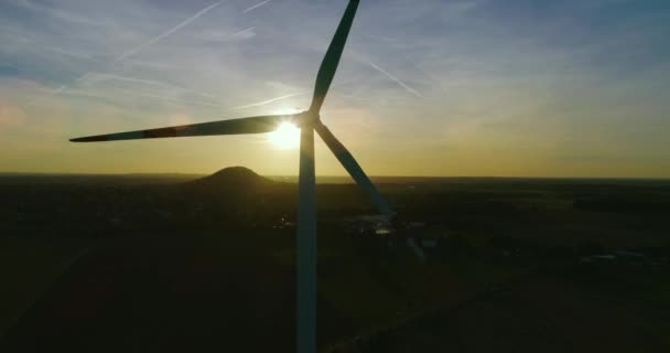 鳥瞰図風力発電 エネルギー生産の夕日や日の出 クリーンで再生可能エネルギー — ストック動画