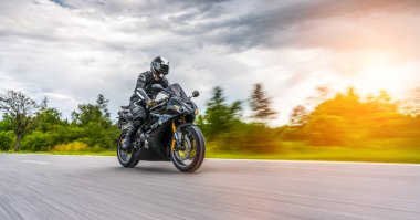 Motosiklet sürerken. Motosiklet turunda boş bir yolda araba sürerken eğleniyorum. bireysel metniniz için kopyalama alanı.