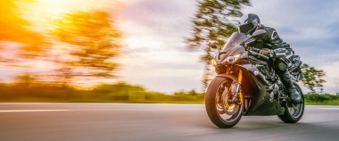 Motosiklet sürerken. Motosiklet turunda boş bir yolda araba sürerken eğleniyorum. bireysel metniniz için kopyalama alanı.