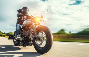 Orman yolunda motosiklet sürerken. Motosiklet turunda boş bir yolda araba sürerken eğleniyorum. bireysel metniniz için kopyalama alanı.