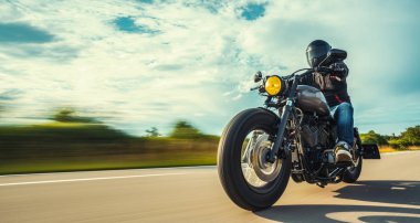 Orman yolunda motosiklet sürerken. Motosiklet turunda boş bir yolda araba sürerken eğleniyorum. bireysel metniniz için kopyalama alanı.