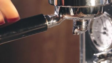 Erkek el espresso bira. Klasik İtalyan kahve makinesi.