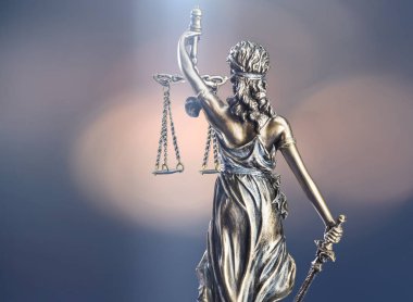 Koyu arka plan - arka görünümü ile kopya alanı üzerinde adalet heykeli.