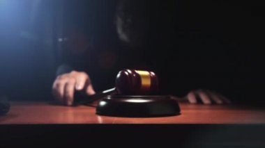 Bir blok mahkeme, koyu arka plan ağır çekim dolly vurdu içinde kapalı tokmak isabet Yargıç