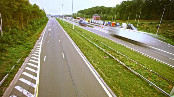 Lapso Tempo Caminhões Carga Uma Pista Velocidade Estrada Durante Dia — Vídeo de Stock