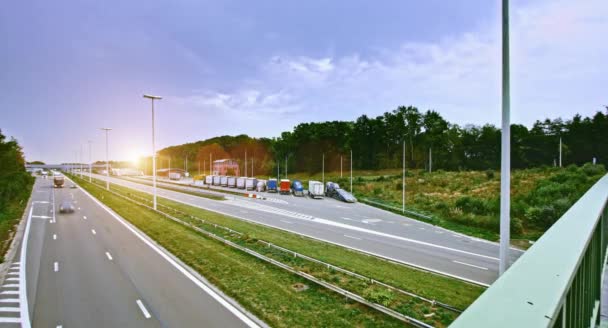 Lapso Tempo Caminhões Carga Uma Pista Velocidade Estrada Durante Dia — Vídeo de Stock