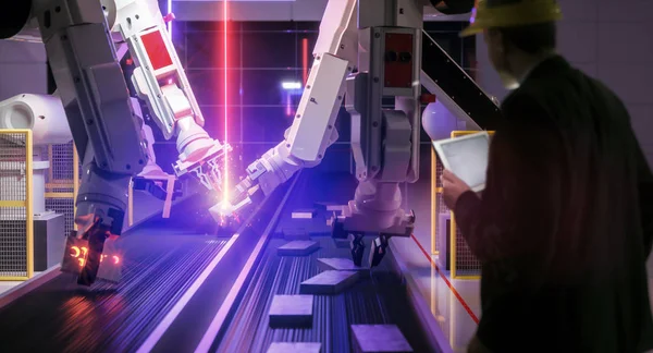 Smart Automation Industry Robot Action Welding Metall While Engineer Uses — Stock Photo, Image