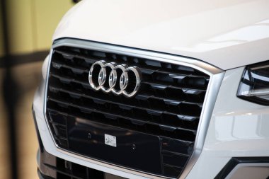Aachen, Almanya 12 Aralık 2018: yeni Audi Q3 suv quattro odak audi yüzük logosu ile kadeh yukarıya kapatmak