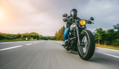Motosiklet sürerken. Motosiklet turunda boş bir yolda araba sürerken eğleniyorum. bireysel metniniz için kopyalama alanı.
