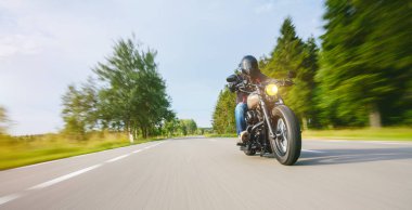 Orman yolunda motosiklet sürerken. Motosiklet turunda boş bir yolda araba sürerken eğleniyorum. bireysel metniniz için kopyalama alanı.